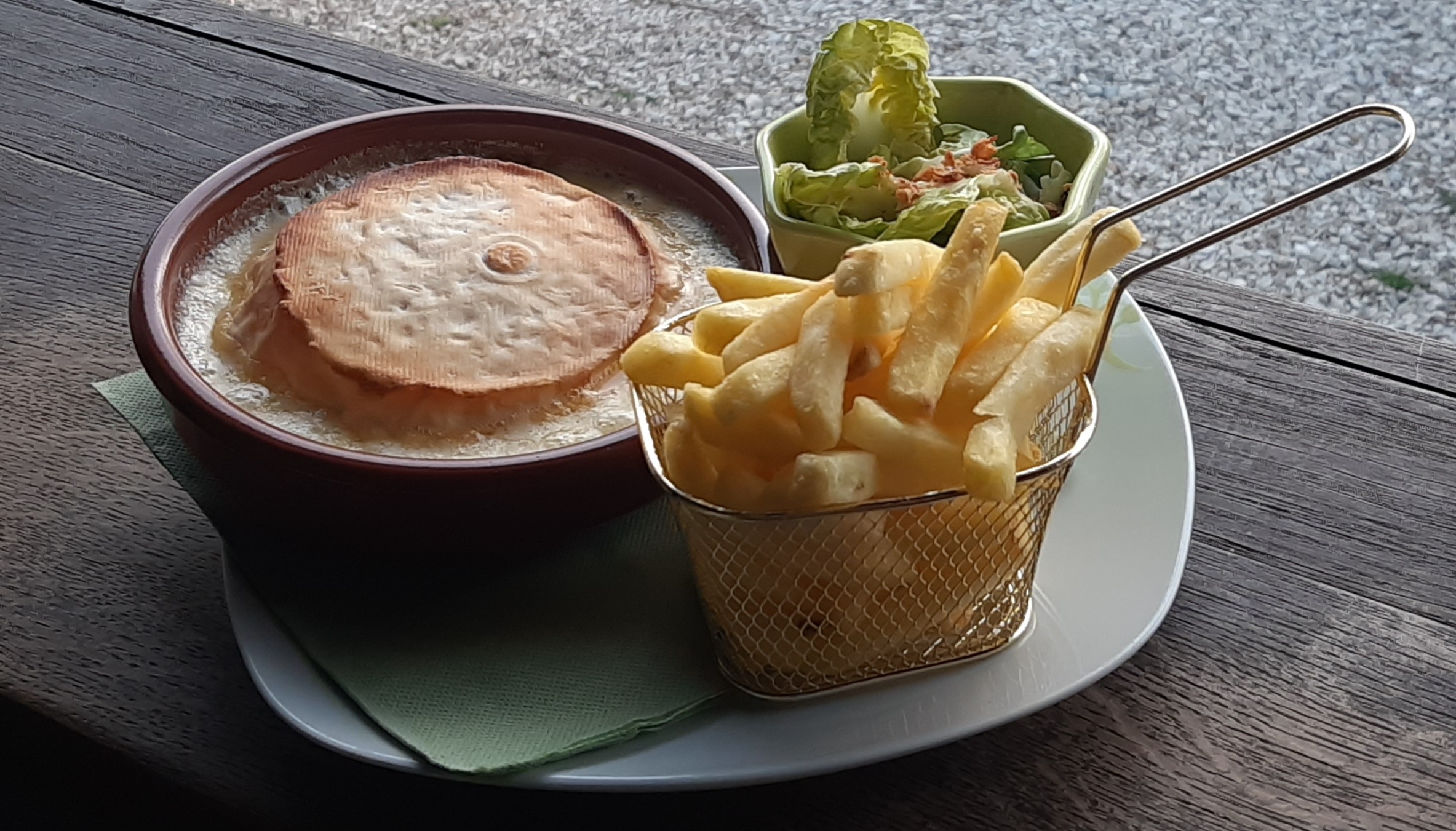 Photo du Fromage rôtie avec Salade verte et Paniette de Frites